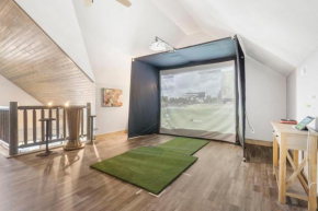 Golf Simulator- Private Hot Tub- Lake Views- Free Daily Tickets- Close to Attractions